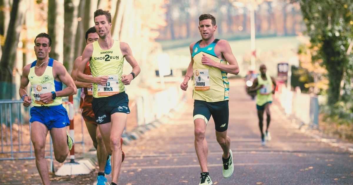 Jonny Mellor running a 2:08 marathon, focused and in stride during the closing stages of the race